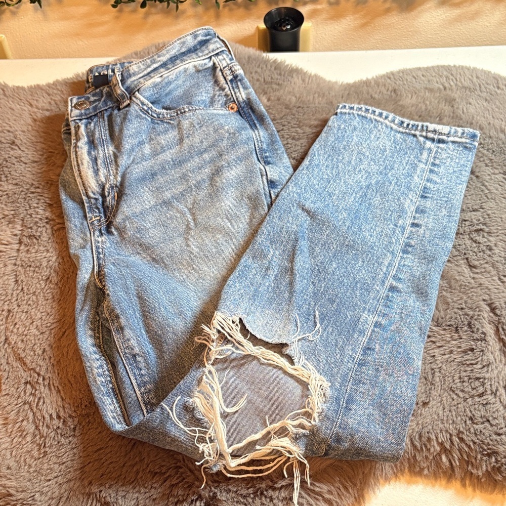 American Eagle Distressed Strigid Mom Jean Size 4 Short
